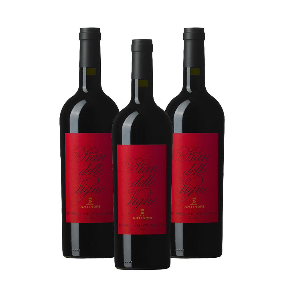 tre bottiglie di vino rosso con etichette rosse con scritte nere e dorate su sfondo bianco