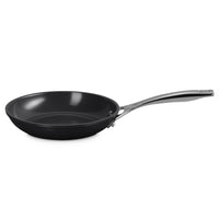Le Creuset Essential poêle basse antiadhésive avec revêtement céramique en acier inoxydable