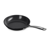 Le Creuset Essential poêle basse antiadhésive avec revêtement céramique en acier inoxydable