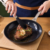 Le Creuset Essential poêle basse antiadhésive avec revêtement céramique en acier inoxydable