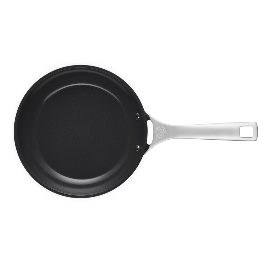 Le Creuset Essential poêle basse antiadhésive avec revêtement céramique en acier inoxydable