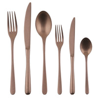 Set di posate in metallo color bronzo, composto da forchetta, coltello e cucchiaio di varie dimensioni, disposti ordinatamente.