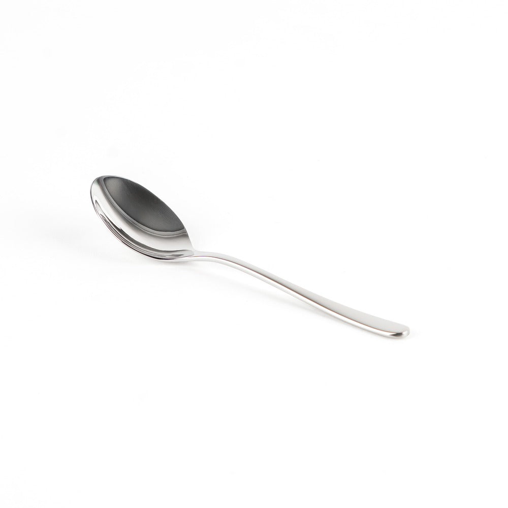 Cucchiaio in acciaio inox, lungo e lucido, con forma ovale nella parte della cucchiaiata, su sfondo bianco.