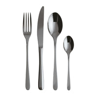 Set di posate in acciaio inox lucido: forchetta, coltello, cucchiaio grande e cucchiaino, disposti in ordine.