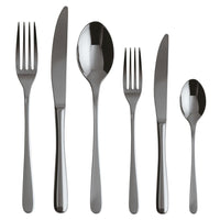 Set di posate in acciaio inox lucido, composto da due forchette, due coltelli e due cucchiai, su sfondo bianco.