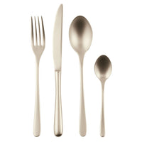 Set di posate in metallo opaco, composto da forchetta, coltello e due cucchiai, con rifiniture eleganti e linee moderne.