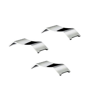 Tre fermagli metallici lucidi con superficie piatta e curvata disposti su sfondo bianco.