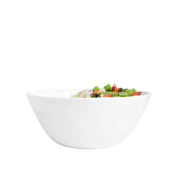 Ciotola bianca rotonda in ceramica contenente insalata mista con pomodori, lattuga e altre verdure.