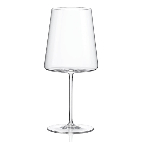 Verre transparent en verre avec tige fine et coupe légèrement conique sur fond blanc