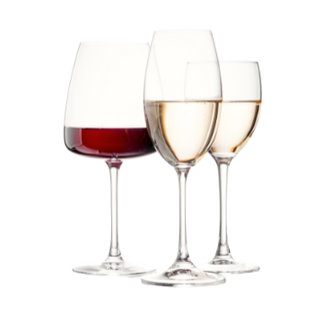Tre bicchieri di vetro trasparente, una coppa con vino rosso e due flute con vino bianco, sfondo bianco.