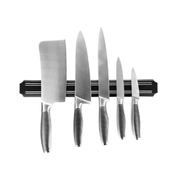 Cinque coltelli di diverse dimensioni con manici metallici grigi appesi a una barra magnetica nera.