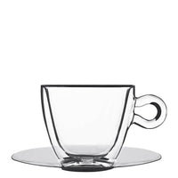 Taza transparente de cristal con asa redonda apoyada en platillo redondo transparente