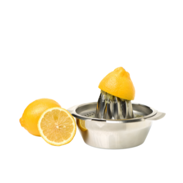 Spremiagrumi in acciaio inox con metà limone spremuto sopra e limone intero più metà tagliata a fette accanto.