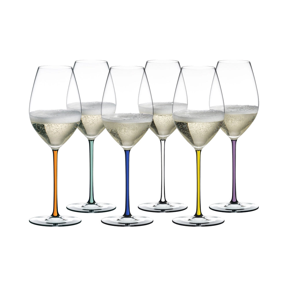 Set di sei calici di vino bianco con steli sottili colorati (arancione, verde, blu, trasparente, giallo, viola), su sfondo bianco.