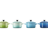 Casseroles de diverses tonalités de vert, bleu et bleu clair, avec couvercles noirs et anses latérales.