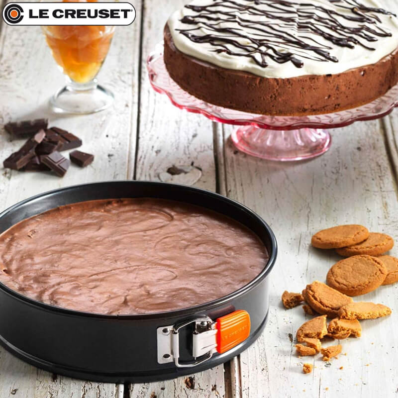 Le Creuset Round Hinged Non-Stick Cake Pan
