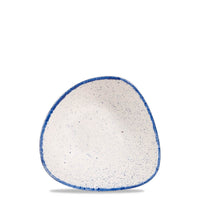 Driehoekige kom, wit met blauwe vlekken en blauwe rand, van keramiek. Neutrale achtergrond.