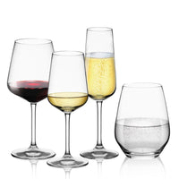Vier Gläser, eines mit Rotwein, eines mit Weißwein, eines mit Schaumwein und eines für Wasser, auf weißem Hintergrund.