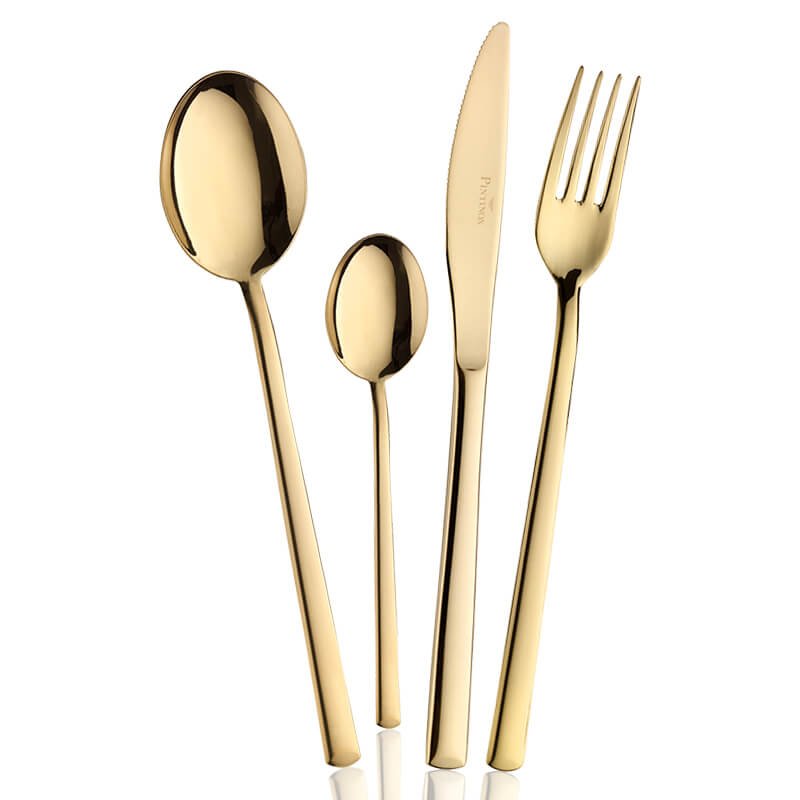 Set di posate dorate composto da cucchiaio grande, cucchiaino, coltello e forchetta con finitura lucida su sfondo bianco.