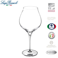 Transparante glazen wijnglas met dunne steel en brede afgeronde kom op witte achtergrond.
