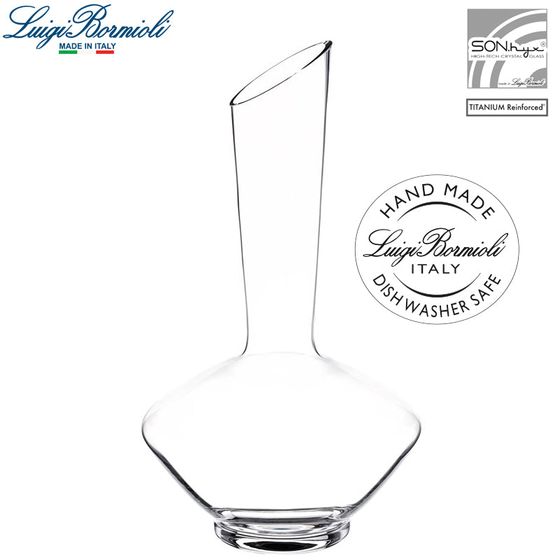 Decanter in vetro trasparente con collo lungo inclinato e base ampia, design elegante e minimalista
