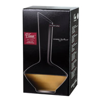 Scatola nera con immagine di caraffa di vetro trasparente con liquido dorato, logo Vinea e scritte bianche e