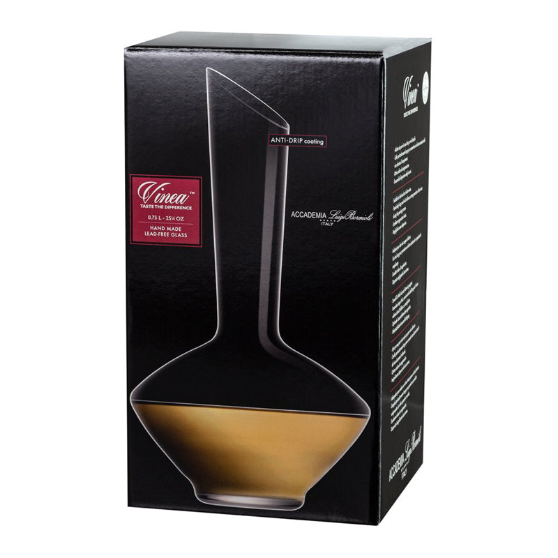 Scatola nera con immagine di caraffa di vetro trasparente con liquido dorato, logo Vinea e scritte bianche e