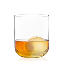 Transparant rond glas met amberkleurige vloeistof en grote ijsblok erin, witte achtergrond