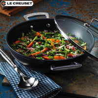 Le Creuset Les Forgees Sauteuse basse antiadhésive en aluminium avec couvercle
