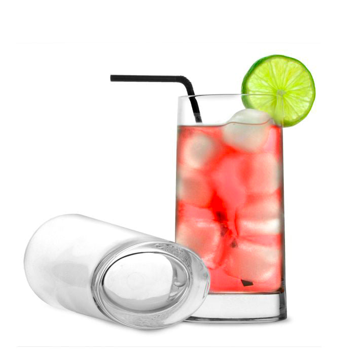 Grand verre transparent avec boisson rouge, glace, tranche de citron vert et paille noire, autre verre vide