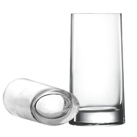 deux verres en verre transparent, un debout et un couché, sur fond blanc