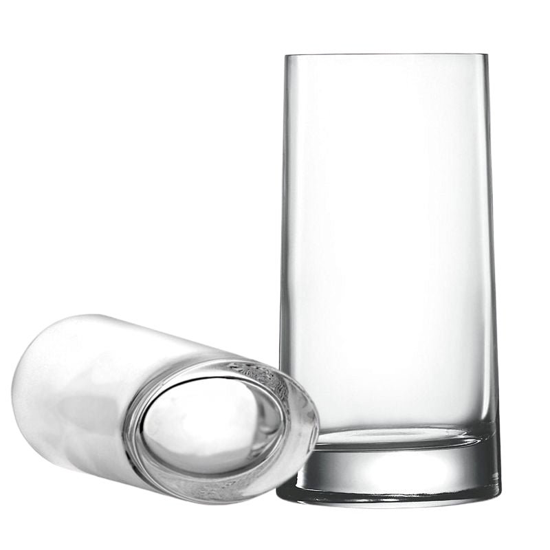 deux verres en verre transparent, un debout et un couché, sur fond blanc