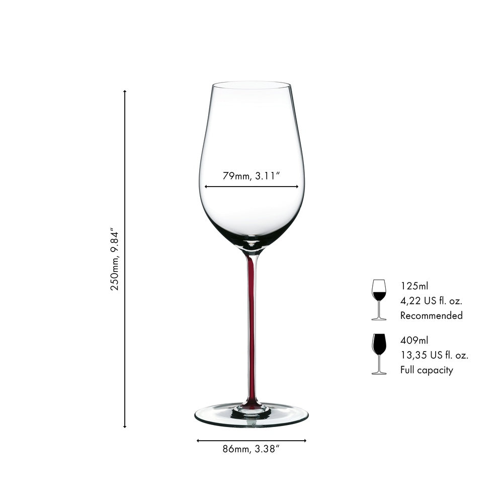 Verre à vin en verre transparent, long à tige rouge, dimensions indiquées. Simple et élégant, sur fond blanc.
