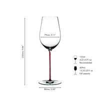 Verre à vin en verre transparent, long à tige rouge, dimensions indiquées. Simple et élégant, sur fond blanc.