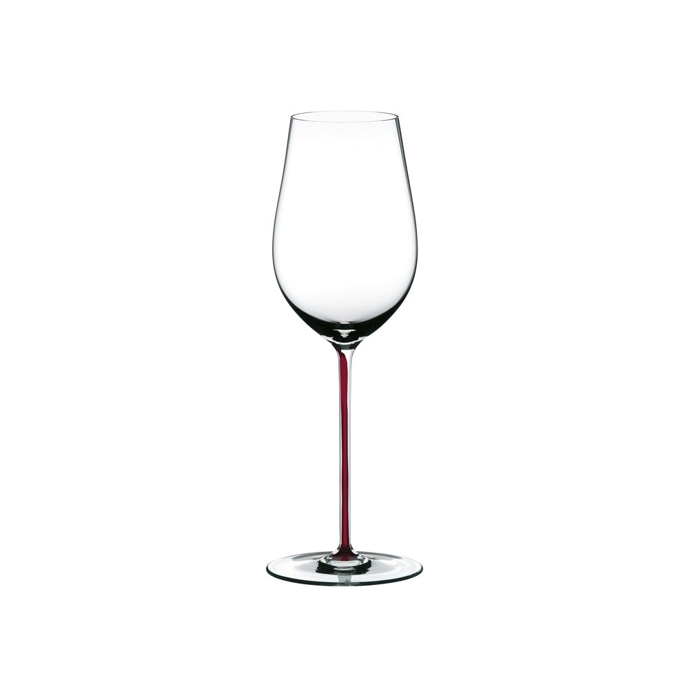 Verre transparent à tige rose, forme allongée et large ouverture, posé sur un plan blanc.