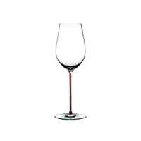 Verre transparent à tige rose, forme allongée et large ouverture, posé sur un plan blanc.