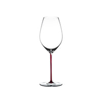 Copa de vino transparente con pie rojo, forma afilada y base redonda, sobre fondo blanco.