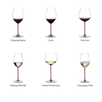 Cinco copas de vino de vidrio, algunas con vino tinto y otras con blanco, con bases y tallos transparentes.