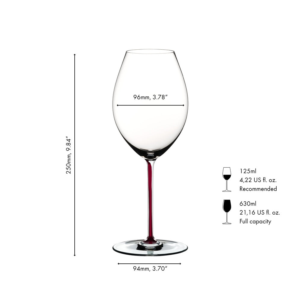 Bicchiere da vino con stelo lungo, corpo trasparente, gamba elegante nera con riflessi rossi. Sullo sfondo bianco.