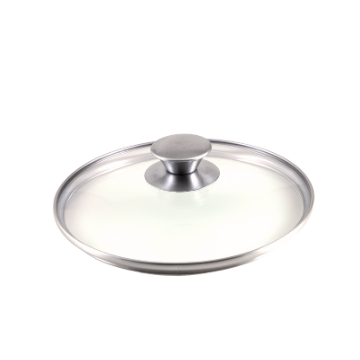 Coperchio rotondo trasparente in vetro con bordo e manico in metallo grigio su sfondo bianco.