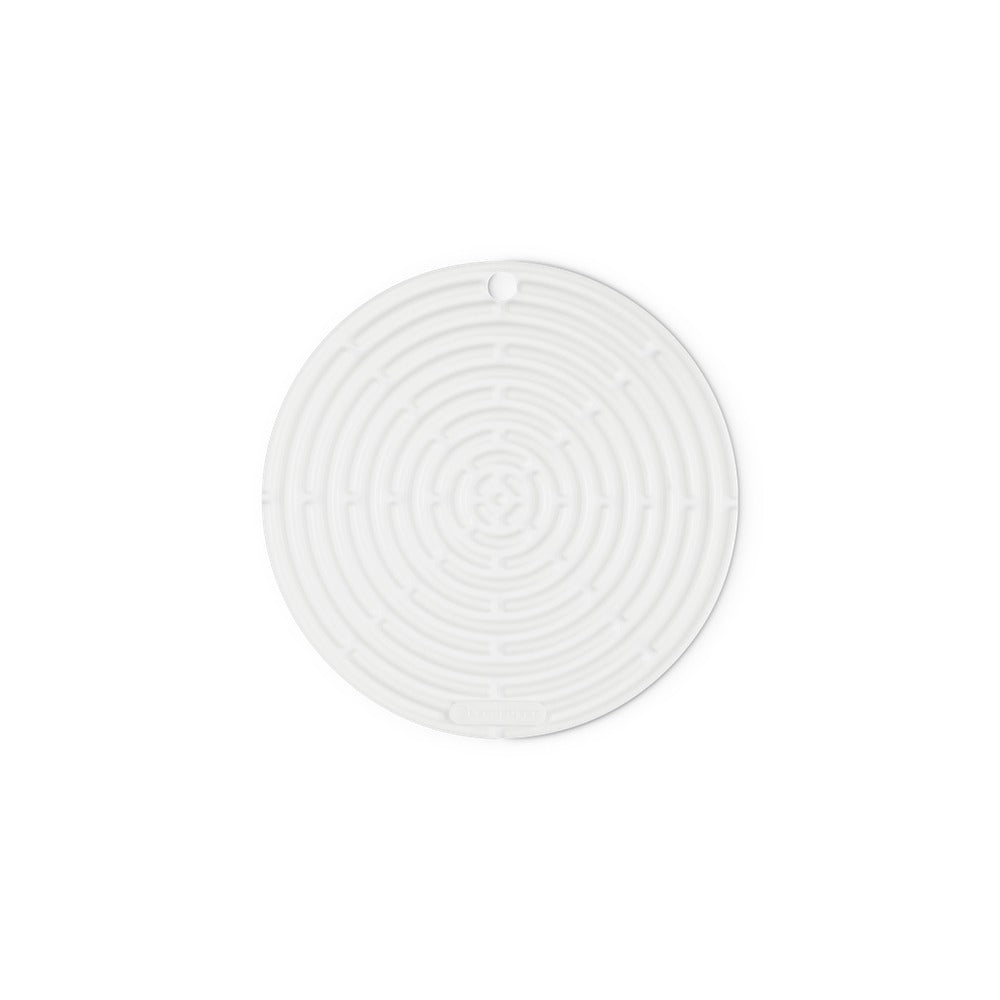 Disque circulaire blanc, avec motif de labyrinthe en relief, en matière plastique, sans autres éléments visibles.