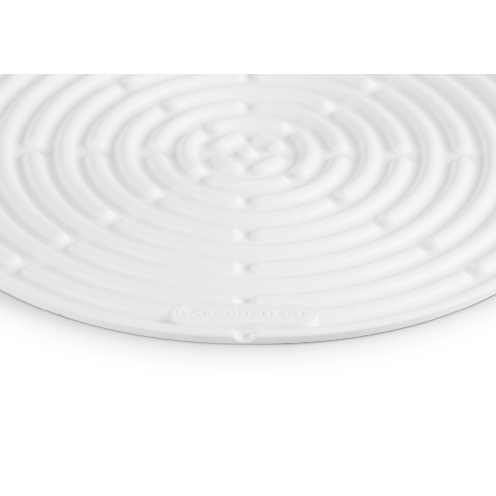 Tapis rond blanc à surface spiralée et texture ondulée, en matériau plastique.