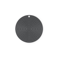 Sottopentola circolare grigio scuro in silicone, con motivo a spirale e foro per appenderlo, su sfondo bianco.