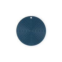 Tapis circulaire en silicone bleu foncé à dessin spiralé, avec un trou pour accrocher.