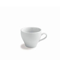 Wit keramisch kopje met handvat, smalle basis en brede rand, op witte achtergrond.