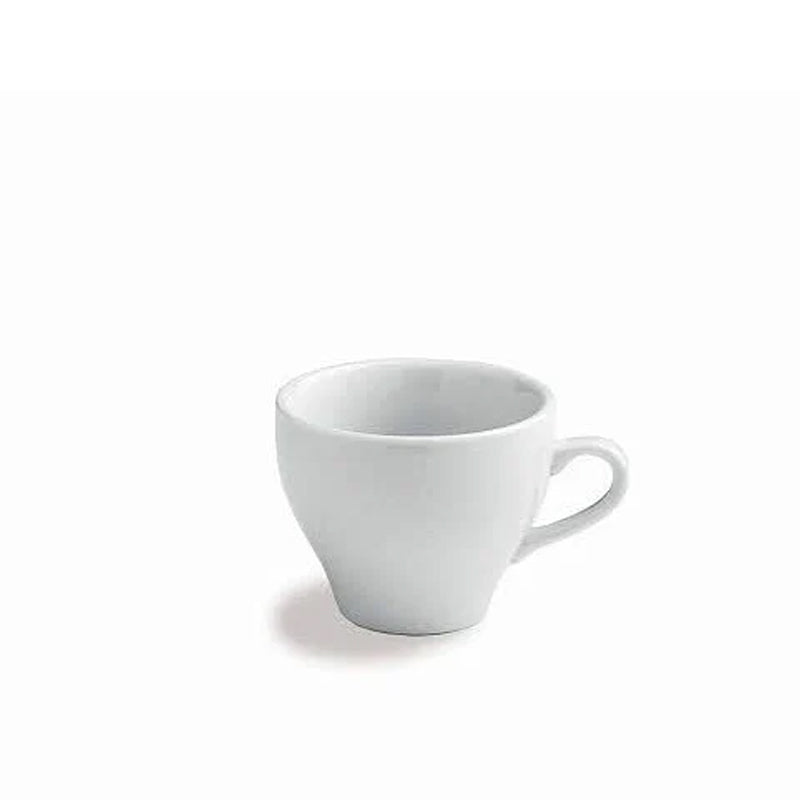 Wit keramisch kopje met handvat, smalle basis en brede rand, op witte achtergrond.