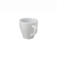 wit koffiekopje van keramiek met afgerond handvat op witte achtergrond