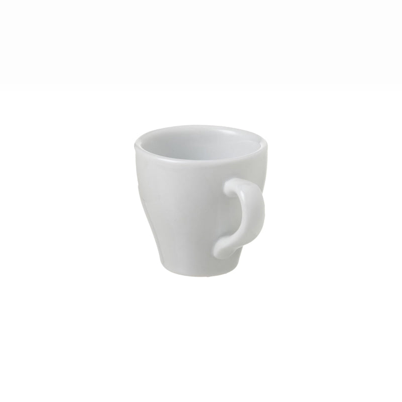 wit koffiekopje van keramiek met afgerond handvat op witte achtergrond