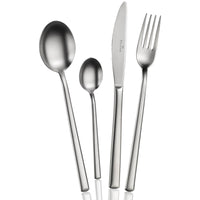 Set di posate in acciaio opaco composto da cucchiaio grande, cucchiaino, coltello e forchetta su sfondo bianco.