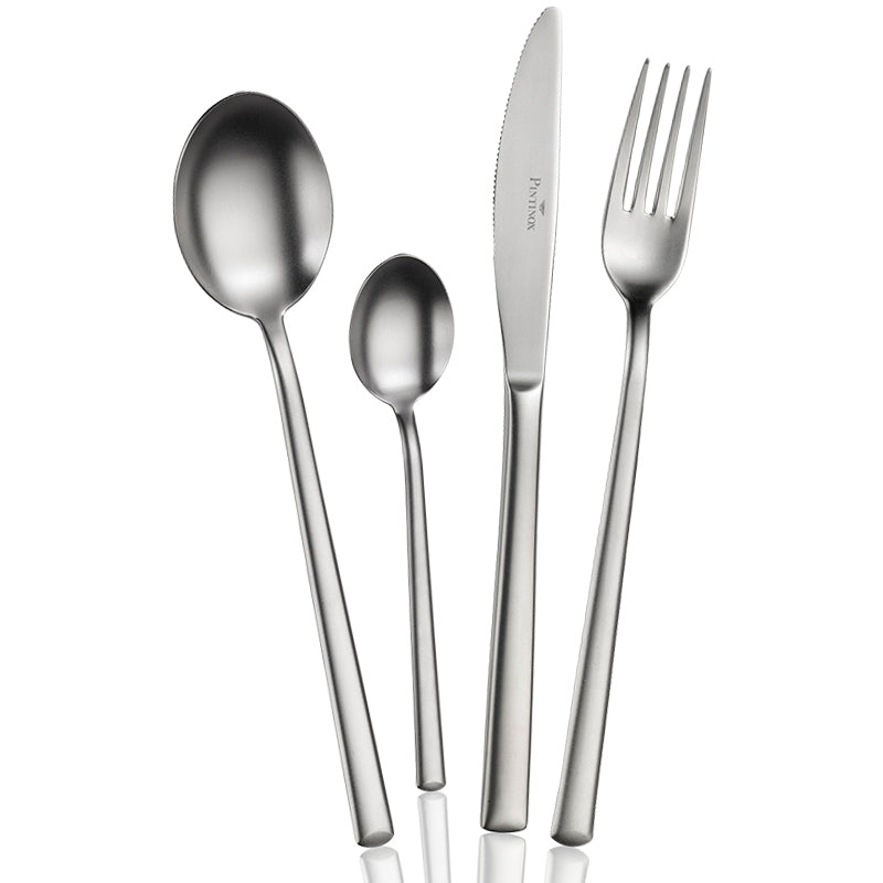 Set di posate in acciaio opaco composto da cucchiaio grande, cucchiaino, coltello e forchetta su sfondo bianco.